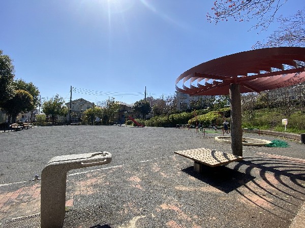 周辺環境:加賀原さるすべり公園(閑静な住宅街にありながら住宅街の十分な広さのある公園です。公園の設備には水飲み・手洗い場があります。)