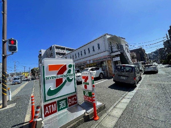 周辺環境:セブンイレブン川崎古川町店( 早朝や深夜など、時間帯を問わず、幅広い品物が揃うコンビニ。チケットの購入などはじめ生活に欠かせない存在ですので、近くにあるとやっぱり便利ですね。)