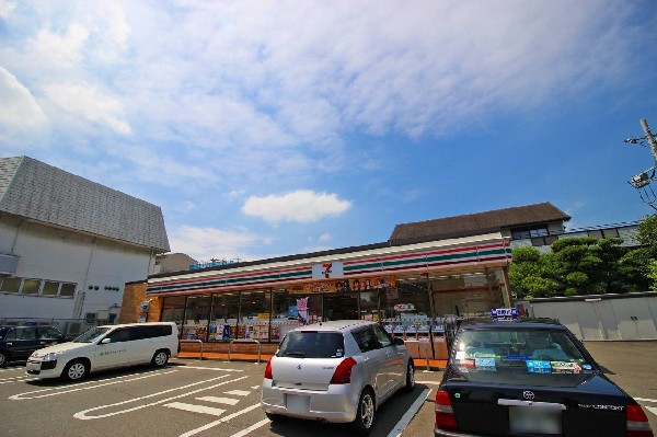 周辺環境:セブンイレブン川崎野川東店(時間を問わず、幅広い品物が揃うコンビニ。いまや買物だけではなく、日常生活に深く関係する施設となりつつある。)