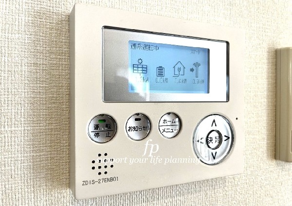 ソーラーパネルで自家発電を行い、余った電気を売ってお金に変えることも可能。また、災害時の停電でも蓄電を利用すれば一定期間を補えるメリットも！