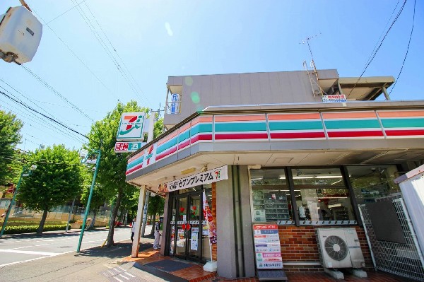 周辺環境:セブンイレブン横浜あざみ野店(特にお弁当等の惣菜で一歩先を行くセブンイレブン。会社帰りに立ち寄れる立地は嬉しい限り。)