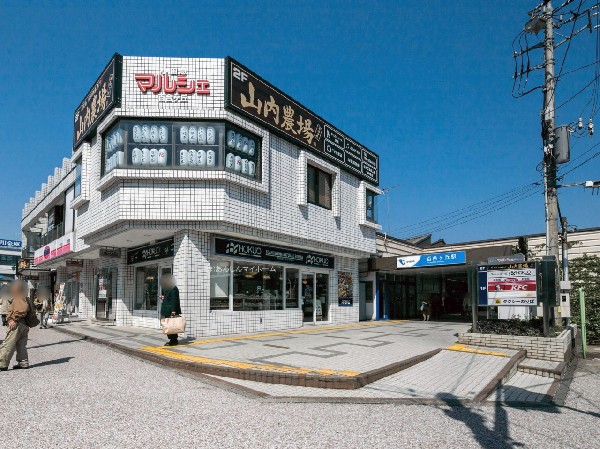 周辺環境:百合丘駅(駅周辺には小田急マルシェをはじめ、ゆりストア、スーパー三和、ダイソーなど商業施設がある。新宿駅まで登戸駅乗換で27分程度。)