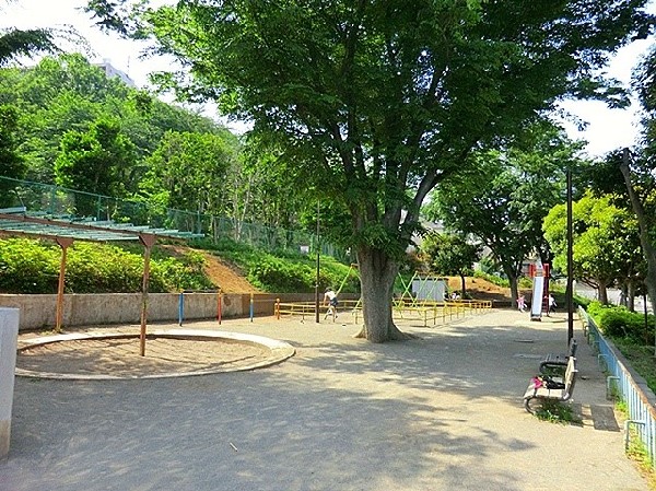 周辺環境:東百合丘三丁目公園(住宅街らしく近隣には公園がたくさんあります。きっと、お気に入りの公園がみつかるはずです。)