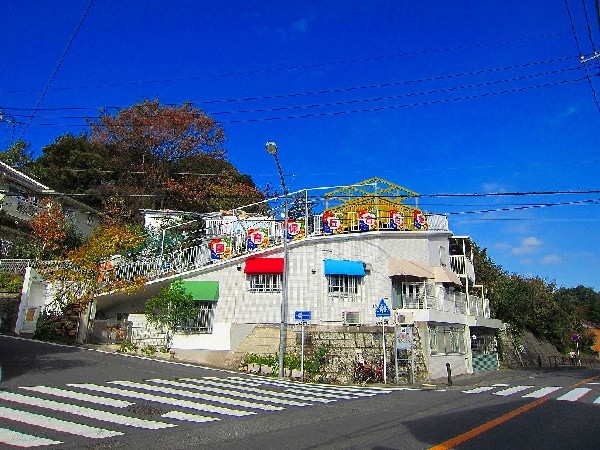 周辺環境:東百合丘保育園(送り迎えに無理のない距離感にある幼稚園です。豊かな自然に囲まれ、園舎・園庭から子供たちの元気な声が聞こえてきます。お子様の成長が楽しみです。)