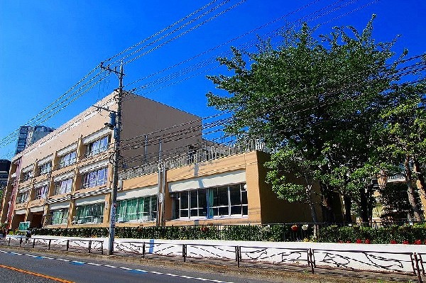 周辺環境:東高津中学校(小学校より長い時間を過ごす中学校。成長していくお子様の姿が目に浮かびます。この学校で過ごす時間は、お子様にとってとても大切な思い出となるはず。)