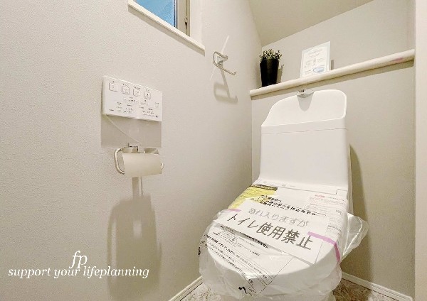 ウォシュレット、暖房便座機能付のトイレです。従来型に比べ節水効果があり、お手入れもしやすいので、家計も家事の負担も軽減してくれます。