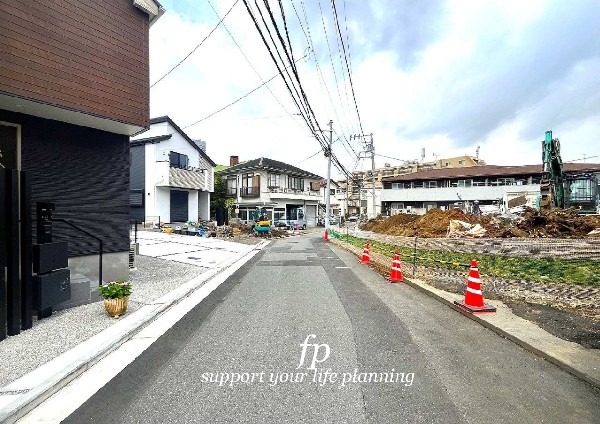 外観:豊かな自然と、駅前の高級感に満ちた、邸宅が並ぶ篠原町の一角。都心へのダイレクトアクセスと、この恵まれた住環境、ここなら両方が叶う。