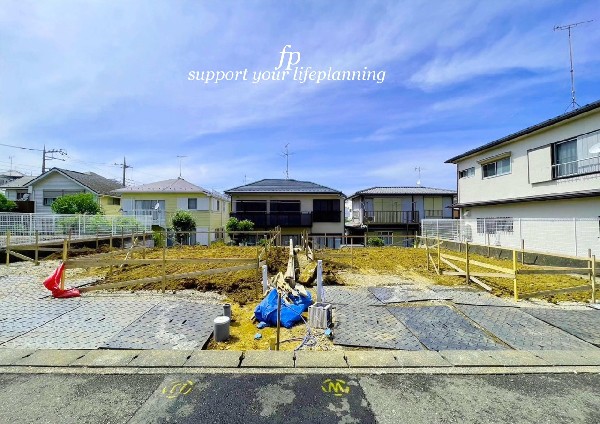 外観:小田急線「生田」駅徒歩10分の好立地！閑静な住宅街で建物は4LDKのゆったりした2階建て住宅です。