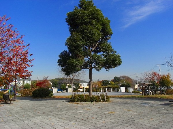 周辺環境:池辺町不動原公園(園内には、大型の複合遊具があり、小さな子から大きな子までが満足できます。)