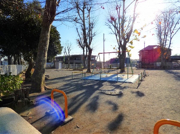 周辺環境:野川第二公園(青空の下で駆け回ったり、遊具で遊んだり、思い思いの遊びができます。子供たちの元気で楽しそうな声が響き渡ります。)