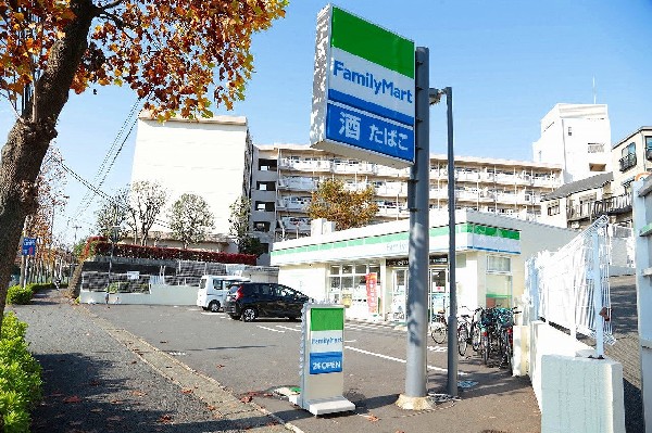 周辺環境:ファミリーマート 津田山駅北店 (人気のファミチキをはじめスナックメニューも大人気です。)