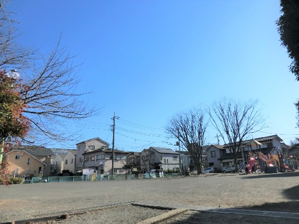 周辺環境:野川中耕地公園(四季を感じながらジョギングをしたり、お子様と一緒に遊べる公園です。お庭感覚で利用できる公園が近くにあるのは嬉しい。)