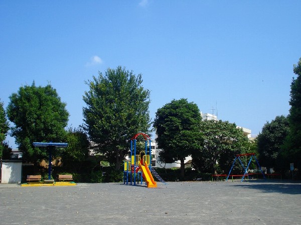 周辺環境:上の宮第三公園(住宅街らしく近隣には公園が多数あり、お子様にとっても嬉しい住環境です。きっと、お気に入りの公園がみつかるはずです。)