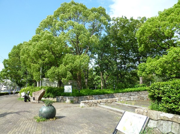 周辺環境:中原平和公園(「平和」をテーマにした施設として、平和祈念像、彫刻展示広場、平成4年にオープンした「川崎市平和館」があります。)