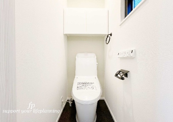 ウォシュレット、暖房便座機能付のトイレです。従来型に比べ節水効果があり、お手入れもしやすいので、家計も家事の負担も軽減してくれます。