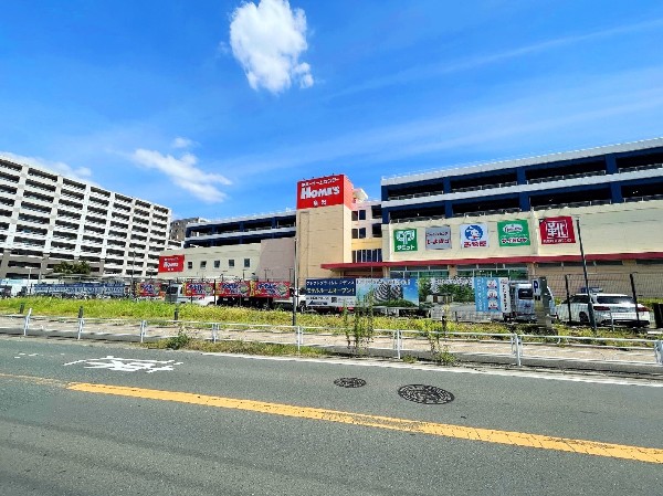 周辺環境:島忠ホームズ新川崎店(用品、ペット用品、家電から建築資材まで何でもそろうホームセンターです。)