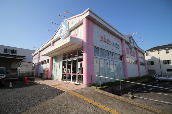 周辺環境:西松屋川崎久末店(お子様用品がとにかくお買い 得、毎週行ってもあきません。)