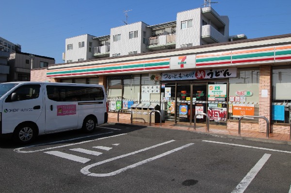 周辺環境:セブンイレブン川崎久末店(早朝や深夜など、時間帯を問わず、幅広い品物が揃うコンビニ。、近くにあるとやっぱり便利ですね。)