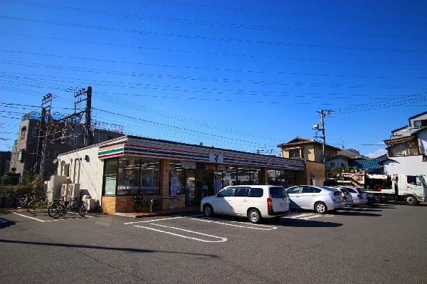 周辺環境:セブンイレブン　川崎津田山店(特にお弁当等の惣菜で一歩先を行くセブンイレブン。一昔前と比べると格段に美味しい！会社帰りに立ち寄れる立地は嬉しい限り！)