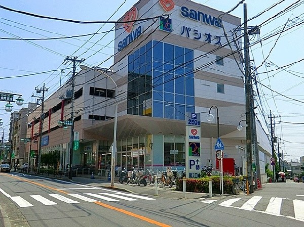 周辺環境:三和百合ヶ丘店食品館(地域に密着した食品スーパーマーケットとして、魅力ある店舗づくりを進めています。)