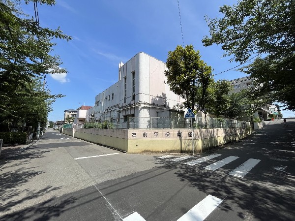 周辺環境:アスク宮前平保育園(認可保育園で、目の前には2か所の公園、園内には園庭とテラスがあり、こどもたちの遊び場には大変恵まれた環境です。)