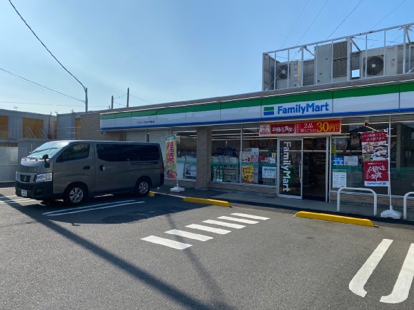 周辺環境:ファミリーマート港北下田町店(ファミチキをはじめスナックメニューも大人気です。買物だけではなく、日常生活に関係する最重要施設となりつつある。)