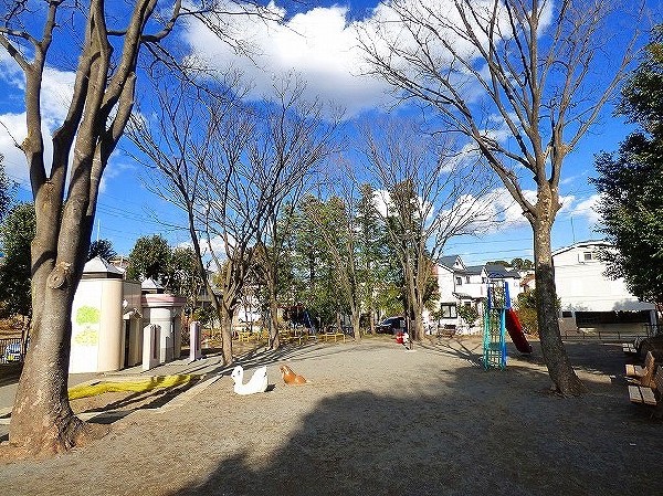 周辺環境:南生田公園 (午前は小さな子どもやお母さんたち、午後は小学生たちでにぎやかな公園です。遊具広場、野球場、テニスコートもあります。)