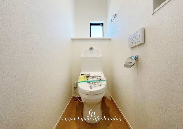 ウォシュレット、暖房便座機能付のトイレです。従来型に比べ節水効果があり、お手入れもしやすいので、家計も家事の負担も軽減してくれます。