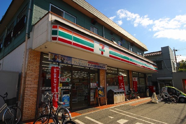 周辺環境:セブンイレブン川崎下野毛3丁目店(特にお弁当等の惣菜で一歩先を行くセブンイレブン。会社帰りに立ち寄れる立地は嬉しい限り。)