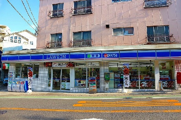 周辺環境:ローソン 宮前馬絹店(「マチのほっとステーション」をスローガンに掲げる通り、忙しい日々に「ほっ」とするひとときをもたらします。)