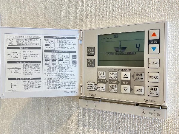 同仕様設備：家族が集まる場所には、足元からあったか床暖房付です。ホコリが舞い上がりにくく、静かで空気もクリーン。