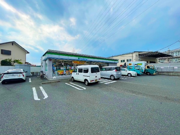 周辺環境:ファミリーマート港北大倉山店(ファミチキをはじめスナックメニューも大人気です。買物だけではなく、日常生活に関係する最重要施設となりつつある。)