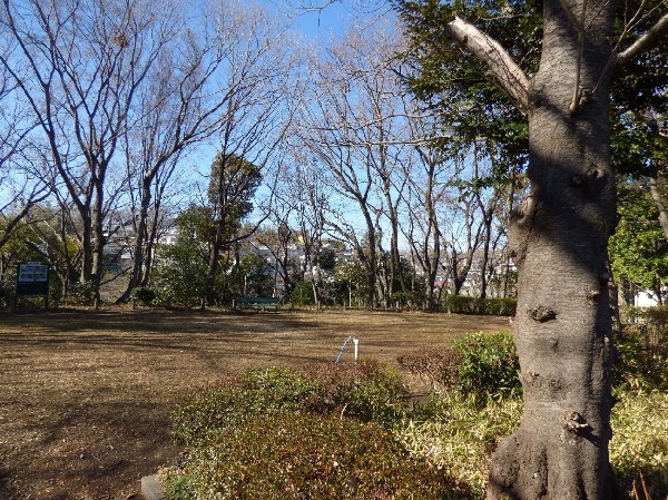 周辺環境:籠口ノ池公園(籠口ノ池は、二代将軍 徳川秀忠の妻 江が、白蛇になって水を飲みに現れたという伝説がある池。桜のシーズンは花見の名所になっています。)