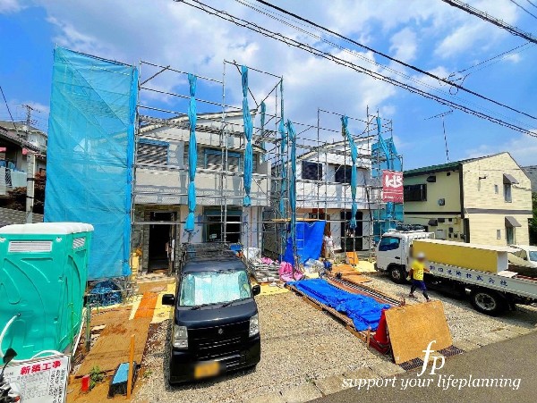 外観:並列2台駐車可能なカースペース（車種によります）があります。セカンドカー、自転車、物置など、ゆとりある敷地だからこそ可能な多用途にご利用いただけるスペースです。