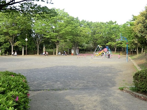 周辺環境:荏子田公園(元石川高校の目の前にある近隣公園です。 水飲み、ベンチ、トイレ、砂場、すべり台、ブランコ、鉄棒があります。)