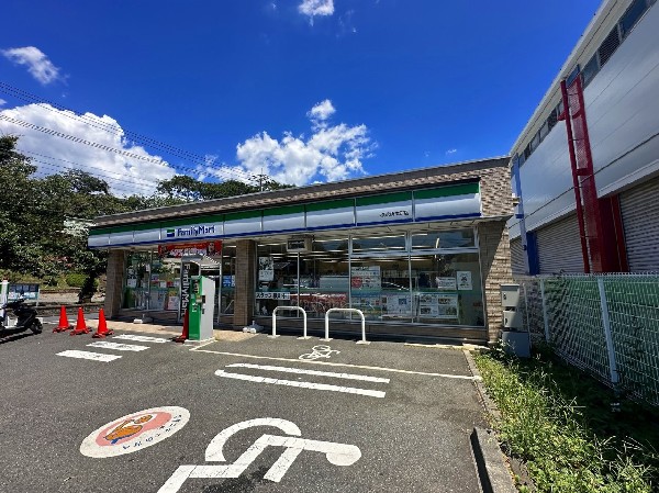 周辺環境:ファミリーマート　横浜折本町店(ファミチキをはじめスナックメニューも大人気です。買物だけではなく、日常生活に関係する最重要施設となりつつある。)