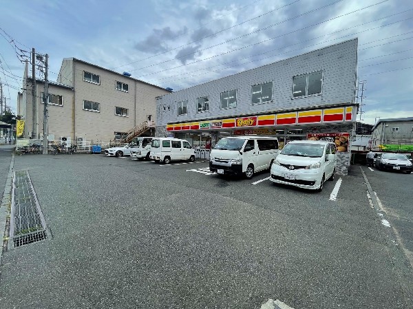 周辺環境:デイリーヤマザキ横浜大熊町店(時間を問わず幅広い品物が揃う。行政、銀行、民間サービス等、日常生活に深く関係する最重要施設になりつつある。)