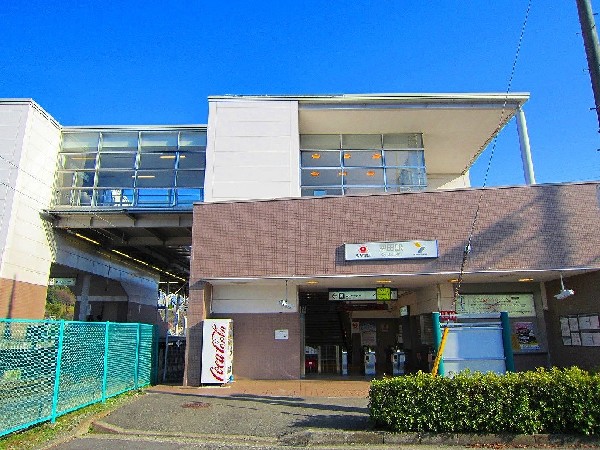 周辺環境:恩田駅(田園都市線の長津田駅から１駅の恩田駅は、一戸建ての住宅地が広がるとても静かな環境です。駅に隣接して東急の長津田車両工場があります。)