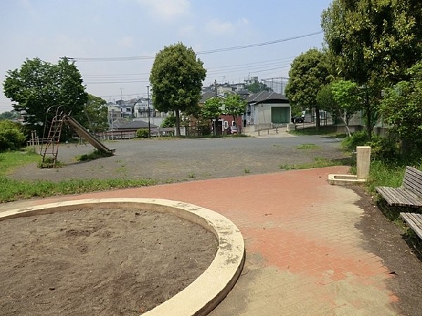 周辺環境:高田上耕地公園(住宅街らしく近隣には公園が複数ありますので、お子様にも嬉しい住環境です。きっと、お気に入りの公園がみつかるはずです。)