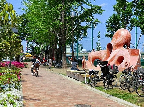 周辺環境:御幸公園 (多摩川の並びにある大きな公園です。お天気の良い日には広い芝生でピクニックなども楽しめます。)