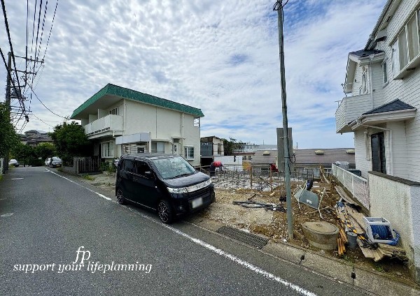 外観:小田急線「読売ランド前」駅徒歩16分の閑静な住宅街！北側が一段下がっており解放感のあり、キッチンは人気のペニンシュラキチンを採用しました。