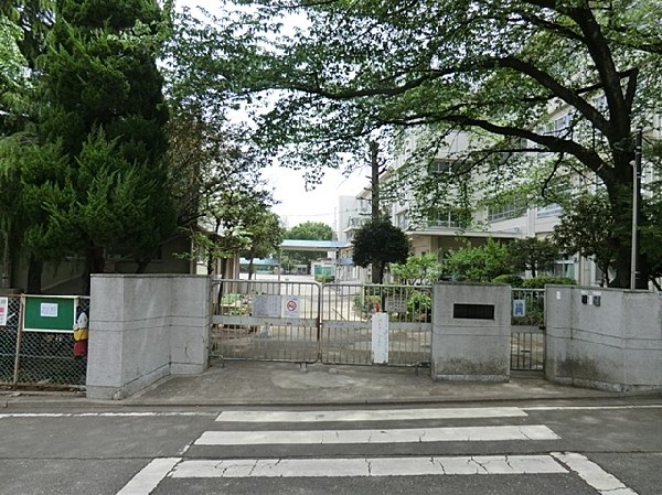 周辺環境:三田小学校(創立48周年を迎えた歴史ある小学校、児童数約630人が豊かな人間性を培い、心身ともにたうましく、実践力のある三田っ子の育成)