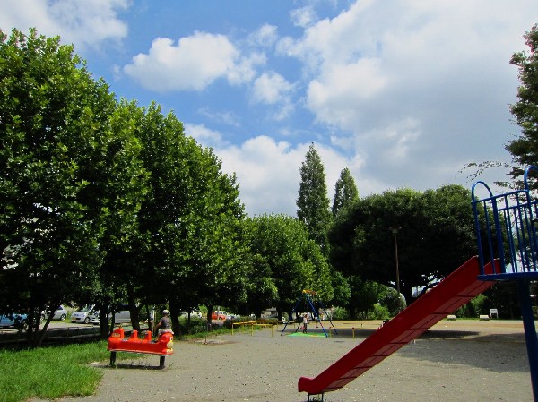 周辺環境:有馬かしの木公園(青空の下で駆け回ったり、遊具で遊んだり、思い思いの遊びができます。子供たちの元気で楽しそうな声が響き渡ります。)