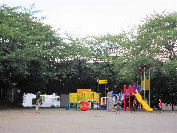 周辺環境:有馬つつじ公園(青空の下で駆け回ったり、遊具で遊んだり、思い思いの遊びができます。子供たちの元気で楽しそうな声が響き渡ります。)