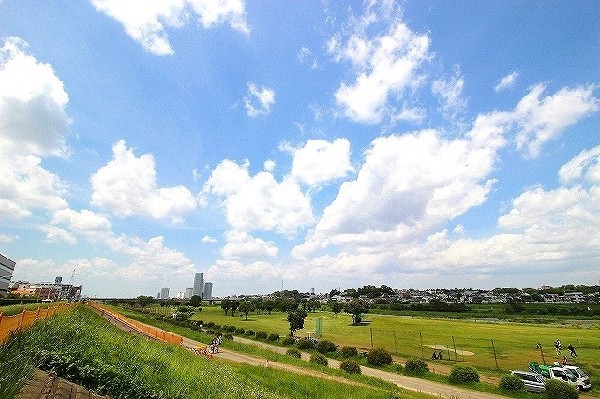 周辺環境:多摩川(サイクリングやペットとのお散歩、お子様とのキャッチボールなど、暮らしをより充実させてくれる住環境です。)