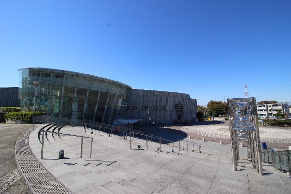 周辺環境:横浜国際プール(横浜市営の国際規格の水泳用プールである。1998年に完成し、国際大会にも利用される。体育室やテニスコート、緑地もある。)