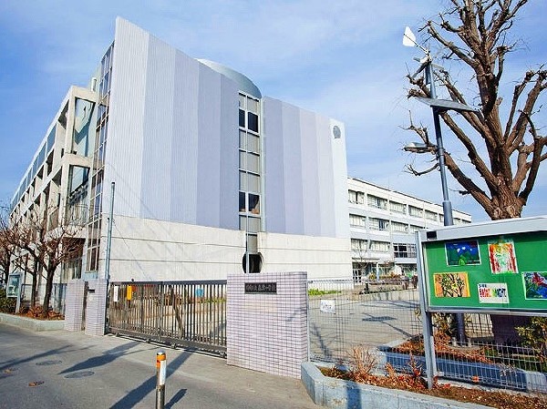 周辺環境:高津小学校(お子様が一日の中でも長い時間を過ごす小学校。どんどん成長していくお子様の姿が目に浮かびます。)