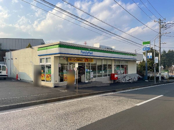 周辺環境:ファミリーマート西八朔町店(ファミチキをはじめスナックメニューも大人気です。買物だけではなく、日常生活に関係する最重要施設となりつつある。)