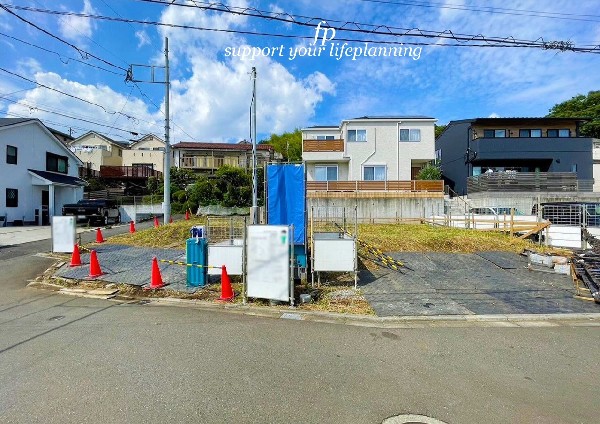 外観:大通りから1本入った2階建て住宅が建並ぶ住宅街に位置し、自然豊かでゆったりとした雰囲気の街並みです。