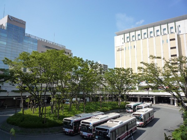 周辺環境:新百合ヶ丘駅(ショッピングモールや映画館のある駅ビルが立ち並ぶ人気の駅です。区役所等の公共機関も多数集まっており便利です。)